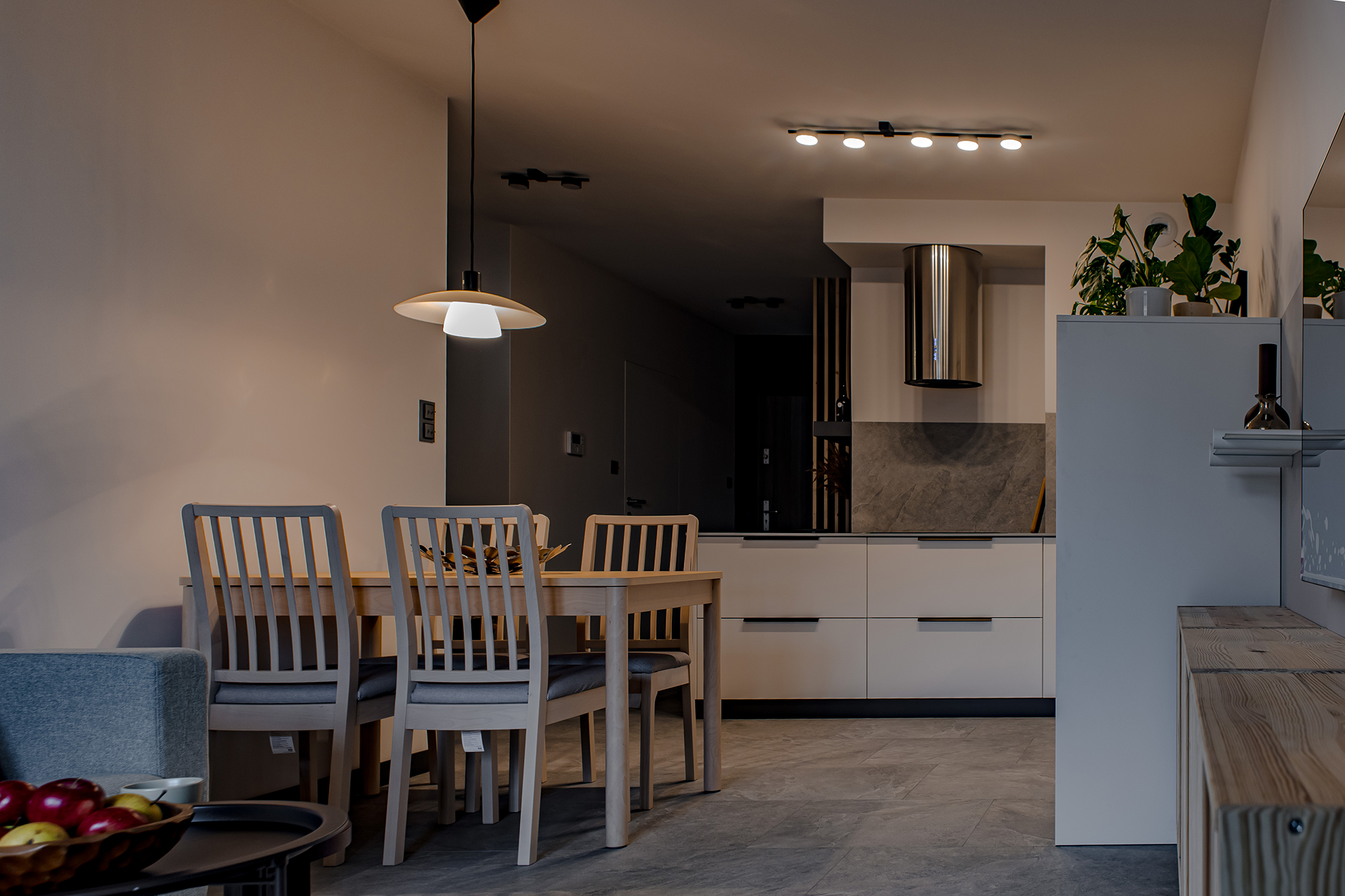 Niska zabudowa mebli kuchennych, nie przytłacza wnętrza, ale wkomponowuje się w całość pomieszczenia.